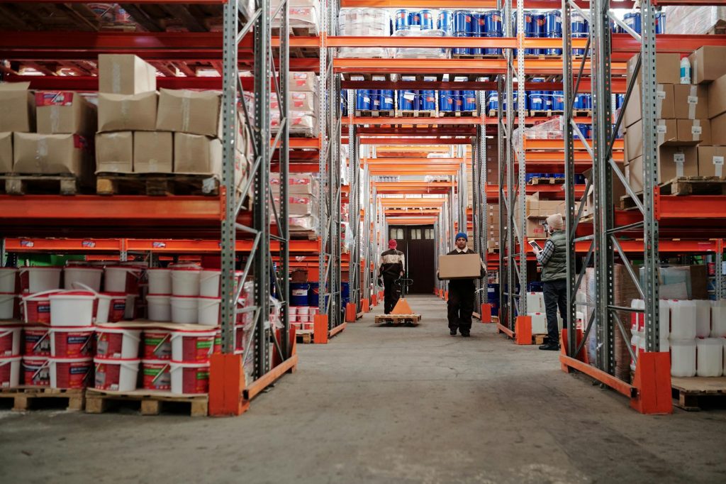 Automatisiertes Verpackungszentrum für E-Commerce in Brandenburg.