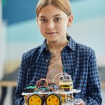 Arbeiter in Brandenburg nutzen Fördermittel für Maschinenbau Weiterbildung.