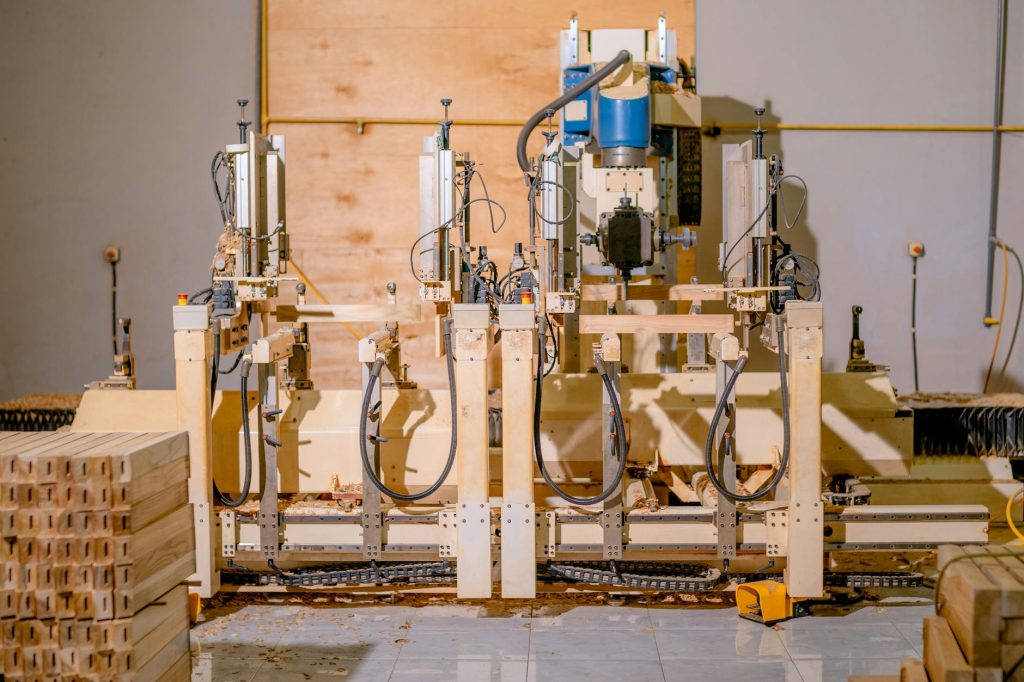 Holzbauunternehmen in Brandenburg mit Roboterzelle und Fördermitteln.