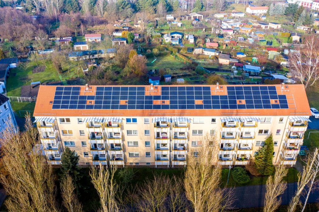 KMU in Brandenburg nutzen Fördermittel für Lagerdach-PV-Anlagen.